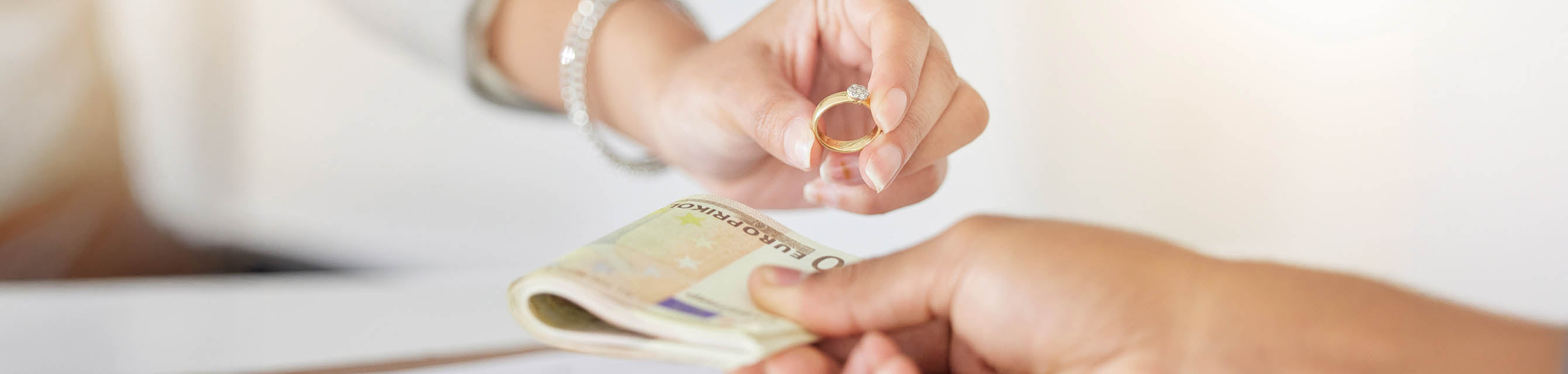 Selling Gold: Online Platforms vs Local Dealers