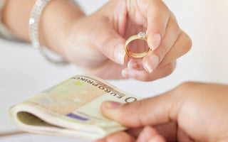 Selling Gold: Online Platforms vs Local Dealers